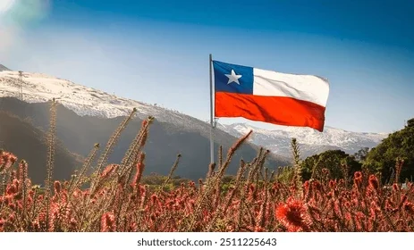 Bandeira do Chile tremulando com a Cordilheira dos Andes nevada ao fundo — pacotes 3LG Turismo