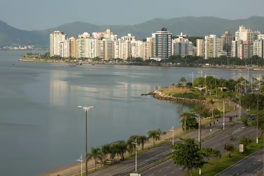 Praia e mar azul em Florianópolis, Santa Catarina