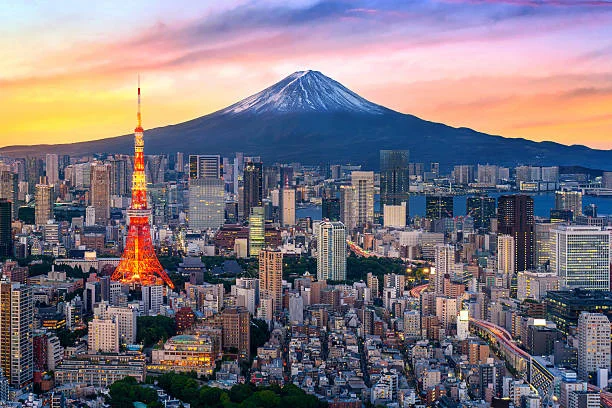 Vista noturna de Tóquio com arranha-céus iluminados e Monte Fuji ao fundo
