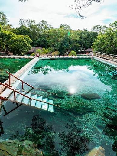 Piscina natural de águas termais em Rio Quente, no polo termal de Caldas Novas, Goiás — 3LG Turismo
