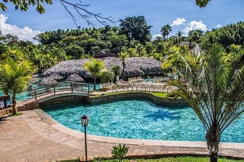 Vista aérea de piscina de águas termais com quiosques em Rio Quente, Goiás — 3LG Turismo