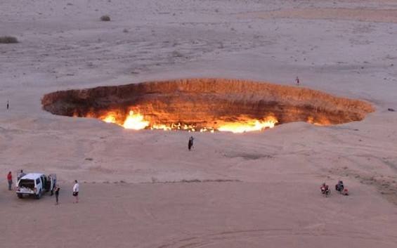 Cratera de Darvaza, o Portal do Inferno, em chamas no deserto do Turcomenistão