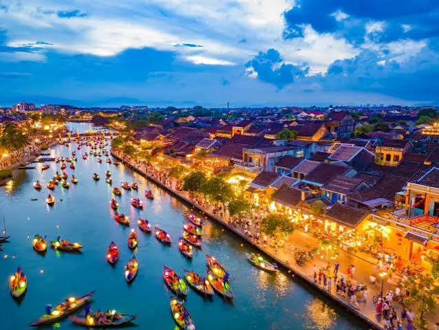 Barcos entre ilhas calcáreas na Baía de Hạ Long no norte do Vietnã