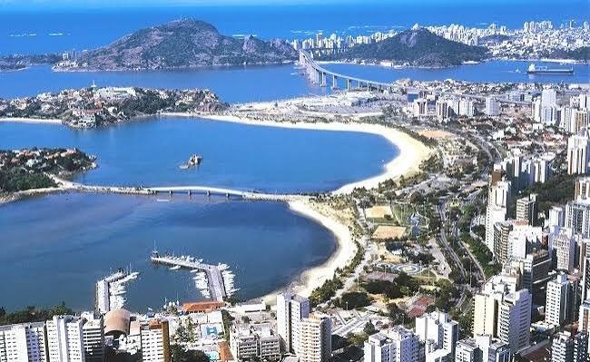 Vista da orla de Vitória com prédios e mar ao fundo, Espírito Santo — 3LG Turismo